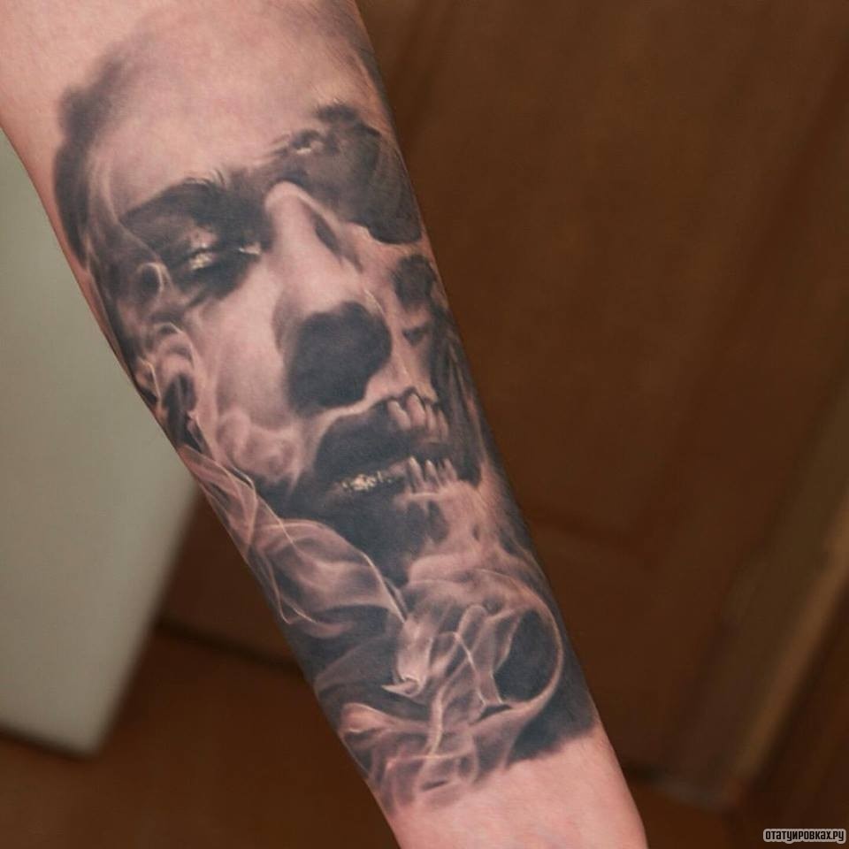 Фотография татуировки под названием «Лицо девушки черепа»
