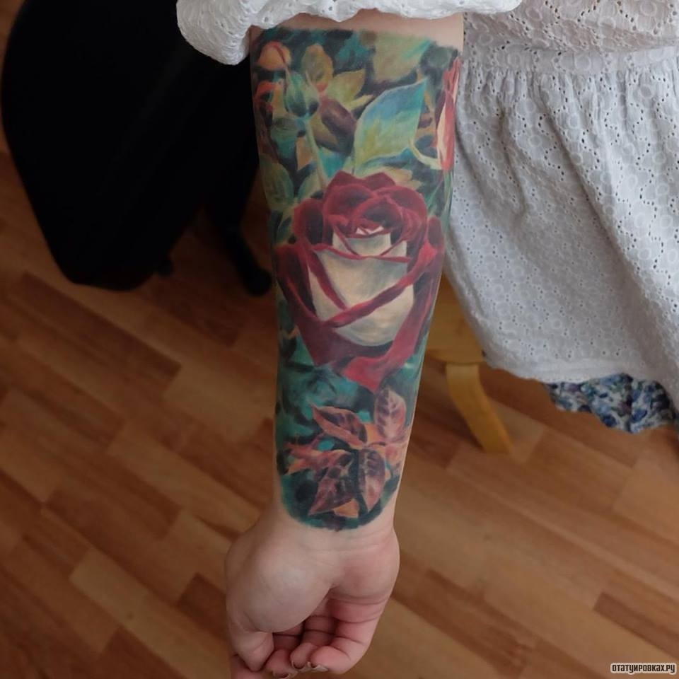 Фотография татуировки под названием «Роза среди листьев»