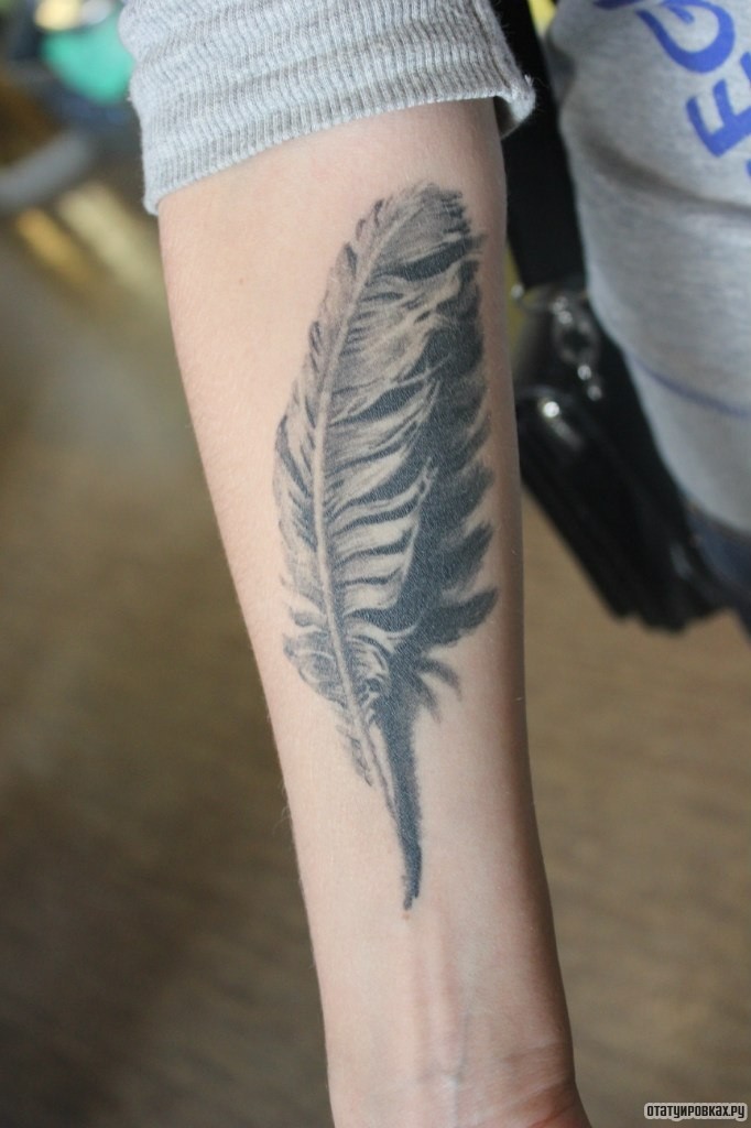 Фотография татуировки под названием «Перо 3д чб»