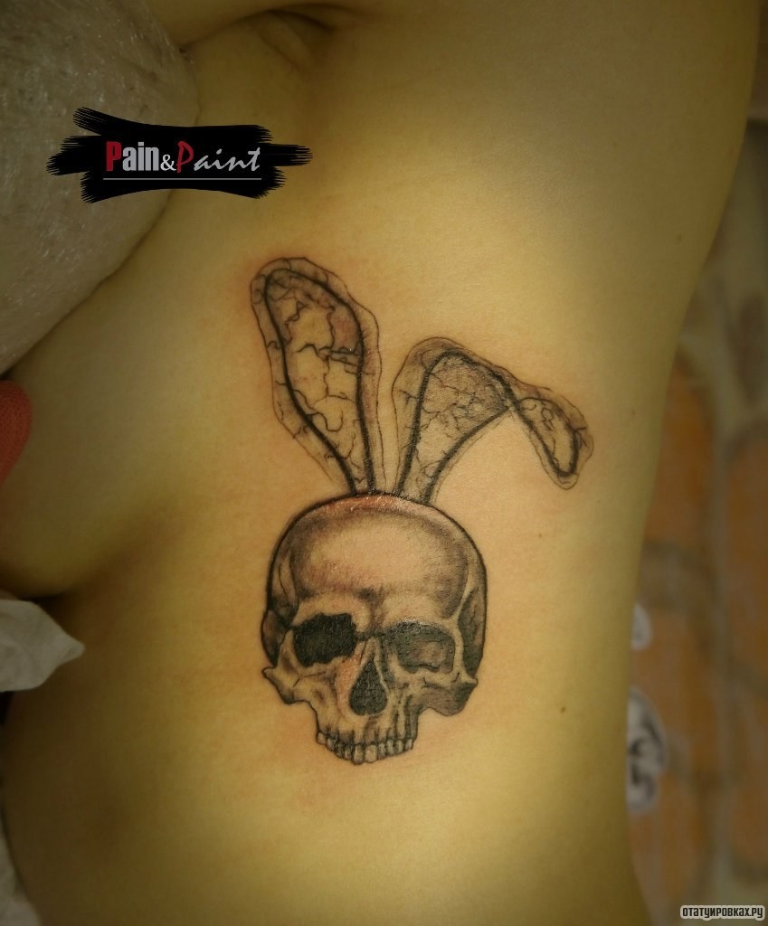 Фотография татуировки под названием «Череп с ушами кролика»