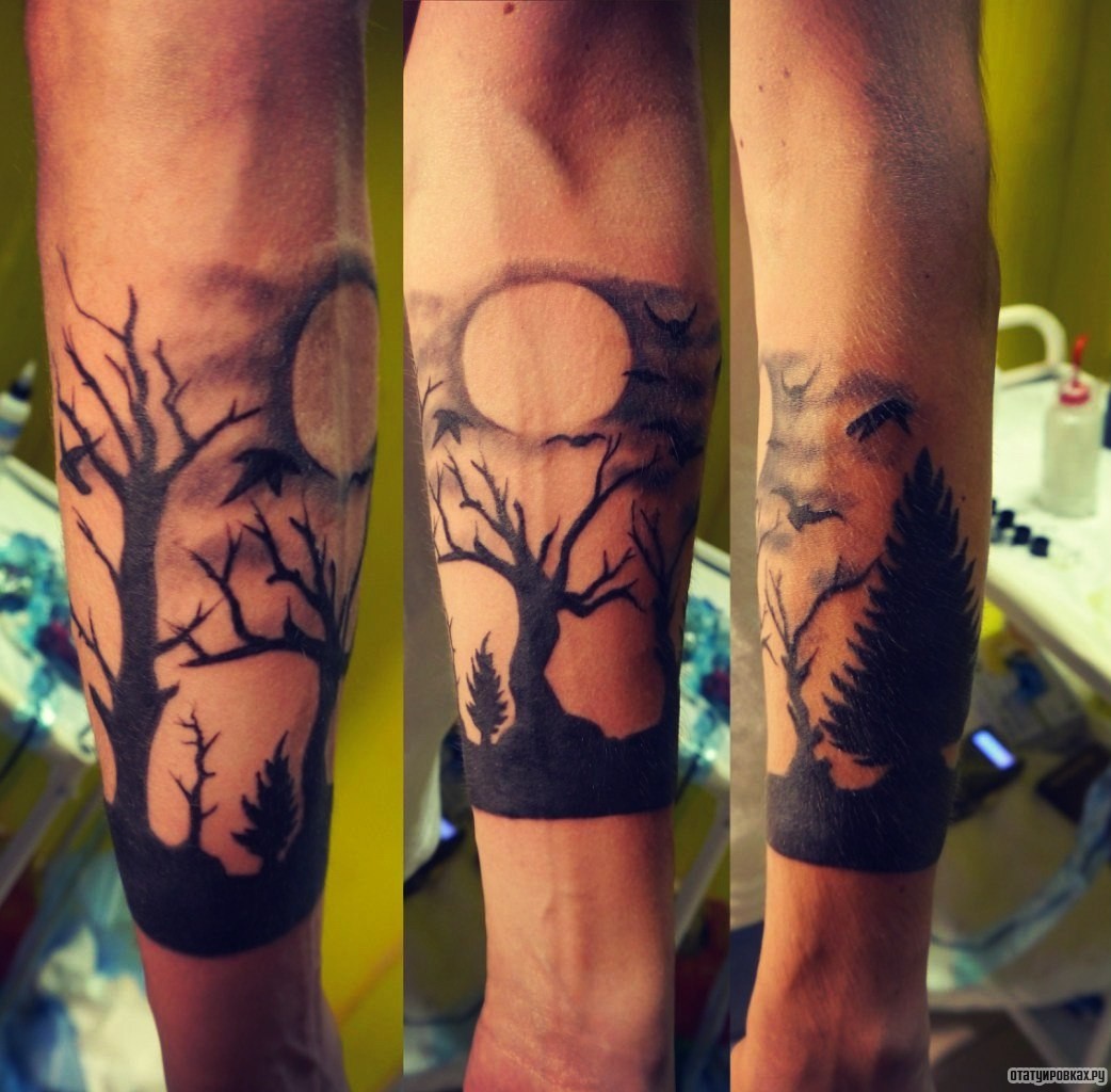 Фотография татуировки под названием «Дерево и луна»