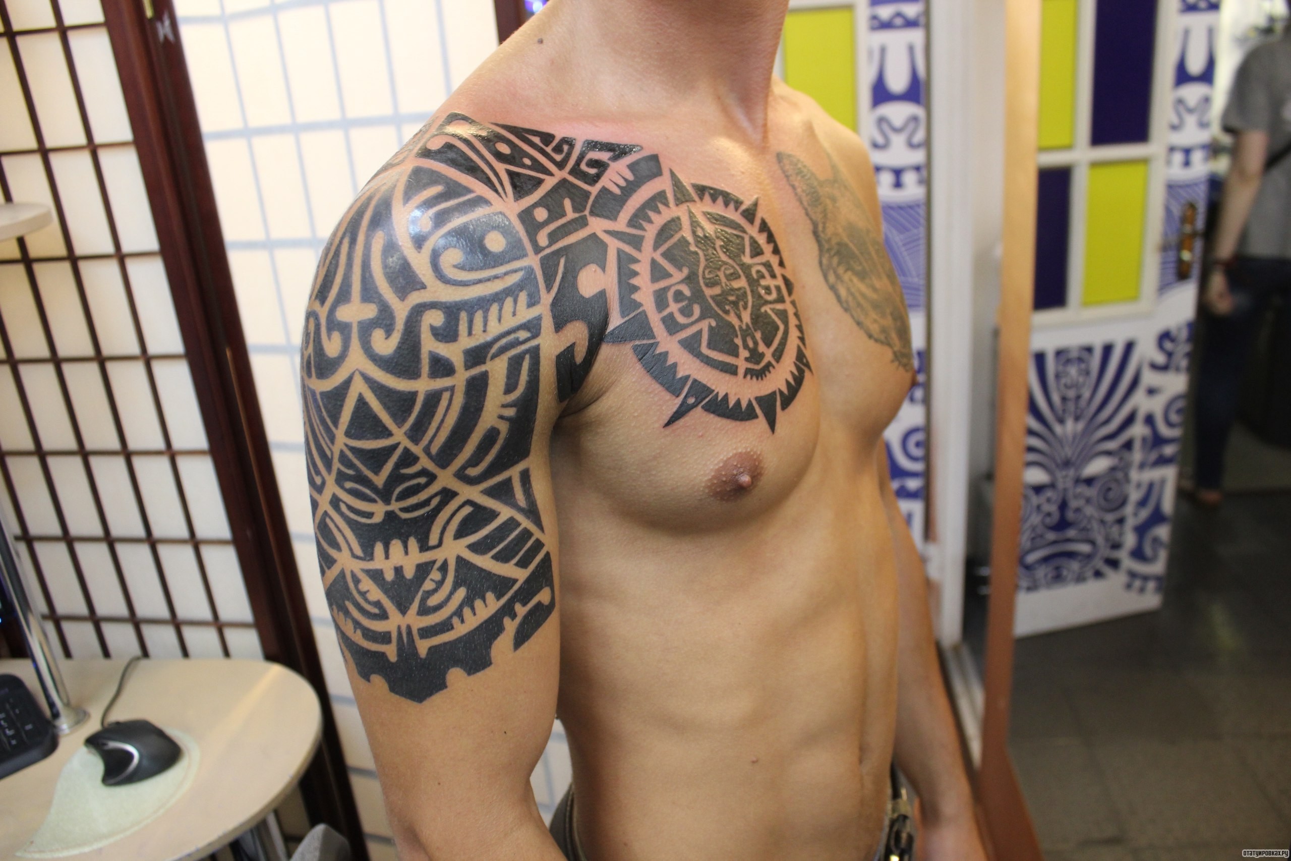 Фотография татуировки под названием «Узор майя плечо и грудь»