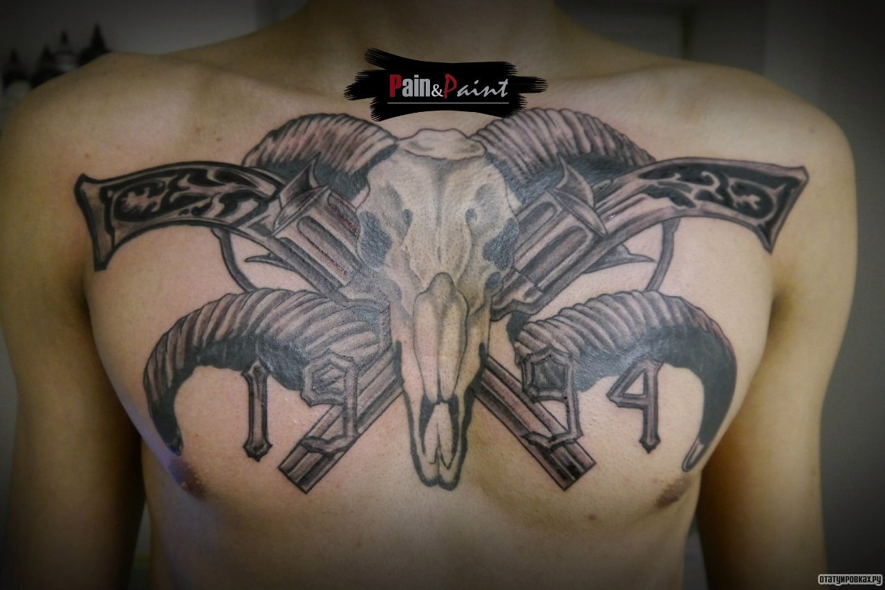 Фотография татуировки под названием «Череп животного с пистолетами»