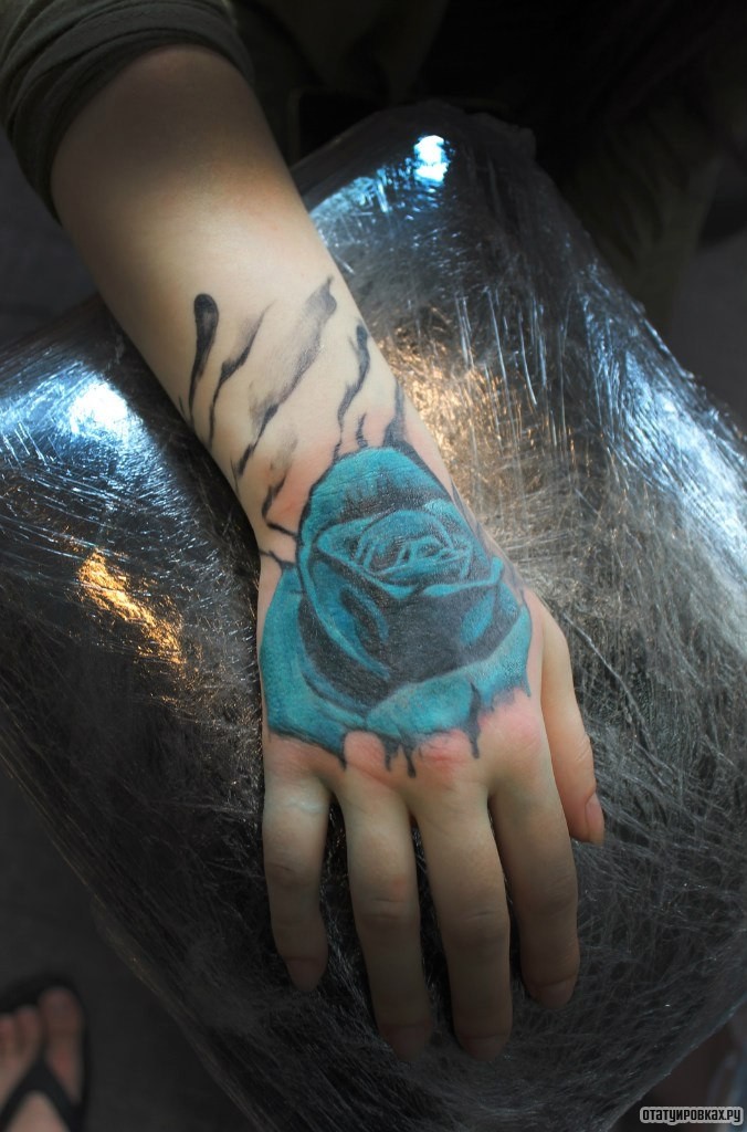 Фотография татуировки под названием «Бирюзовая роза»