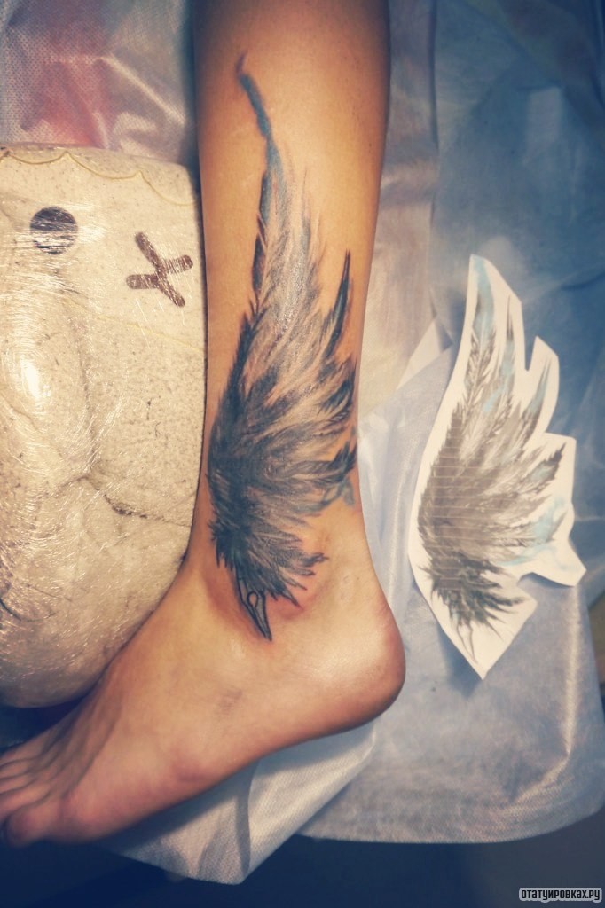 Фотография татуировки под названием «Крыло на ноге»