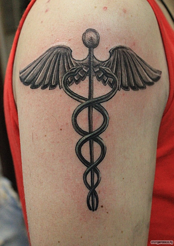 Фотография татуировки под названием «Медицинская тату с крыльями»