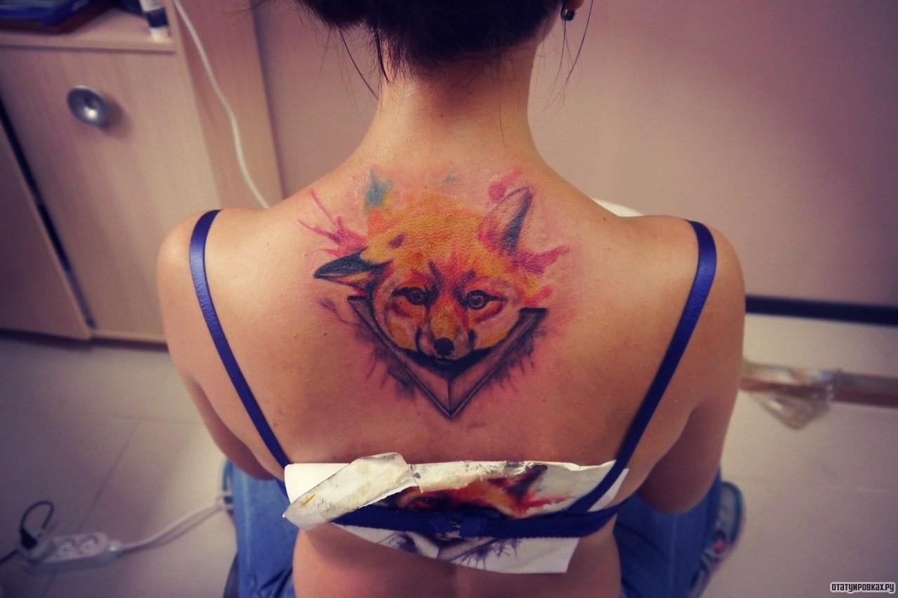 Фотография татуировки под названием «Лиса акварель и треугольник»