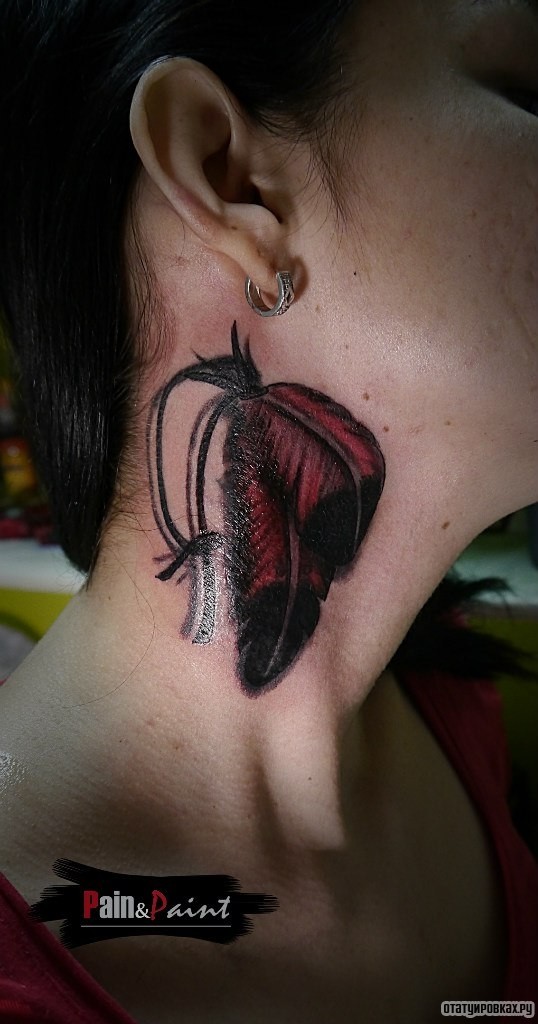 Фотография татуировки под названием «Два красный пера за ухом»