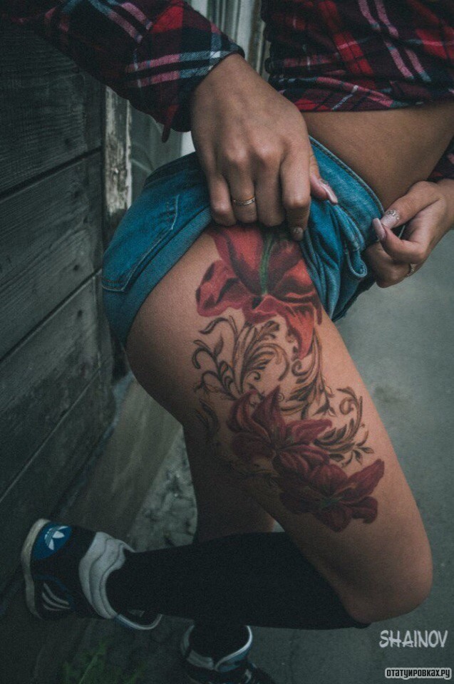 Фотография татуировки под названием «Цветы лилии на бедре»
