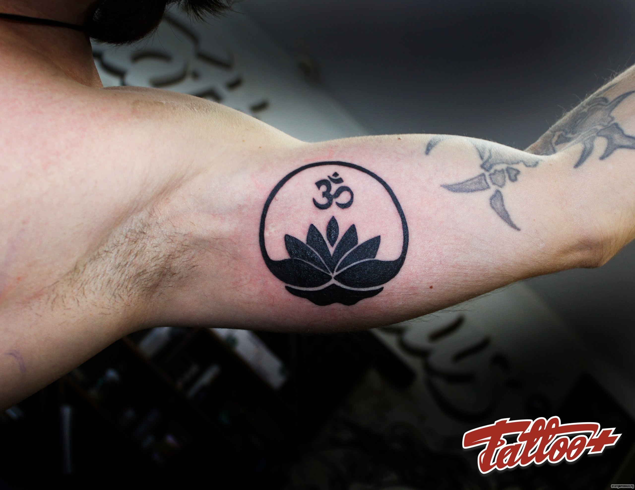 Фотография татуировки под названием «Символ ом и лотос блек ворк»