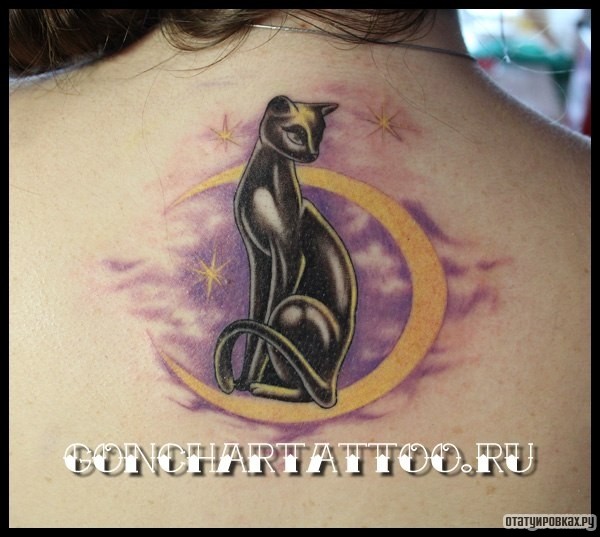 Фотография татуировки под названием «Черный кот на месяце»