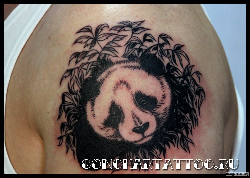 Фотография татуировки под названием «Панда в траве»