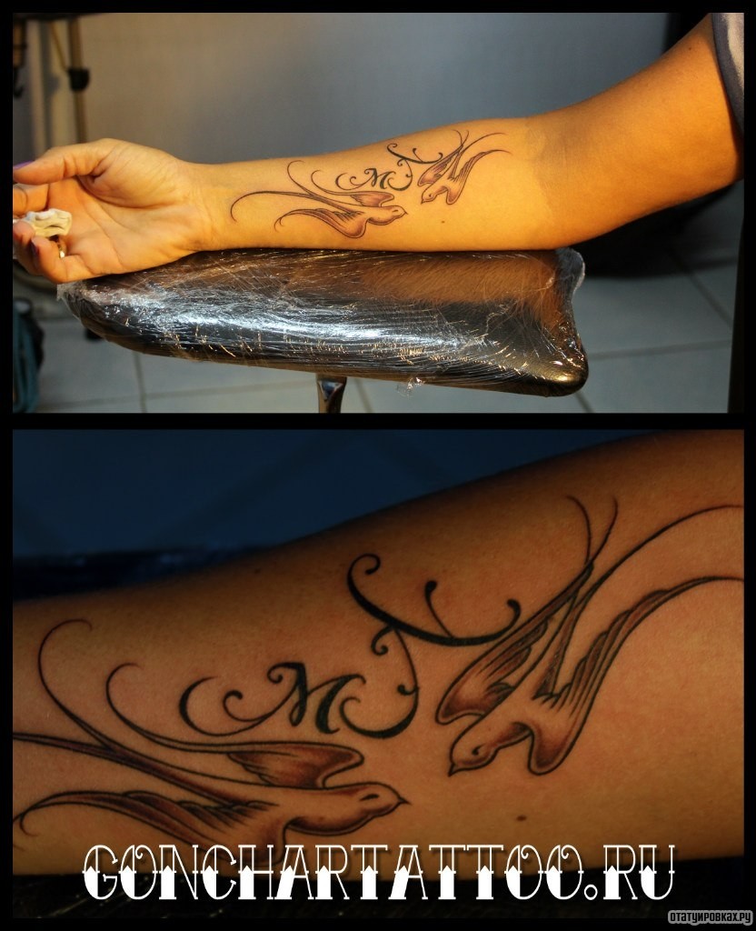 Фотография татуировки под названием «Две ласточки и буквы м л»