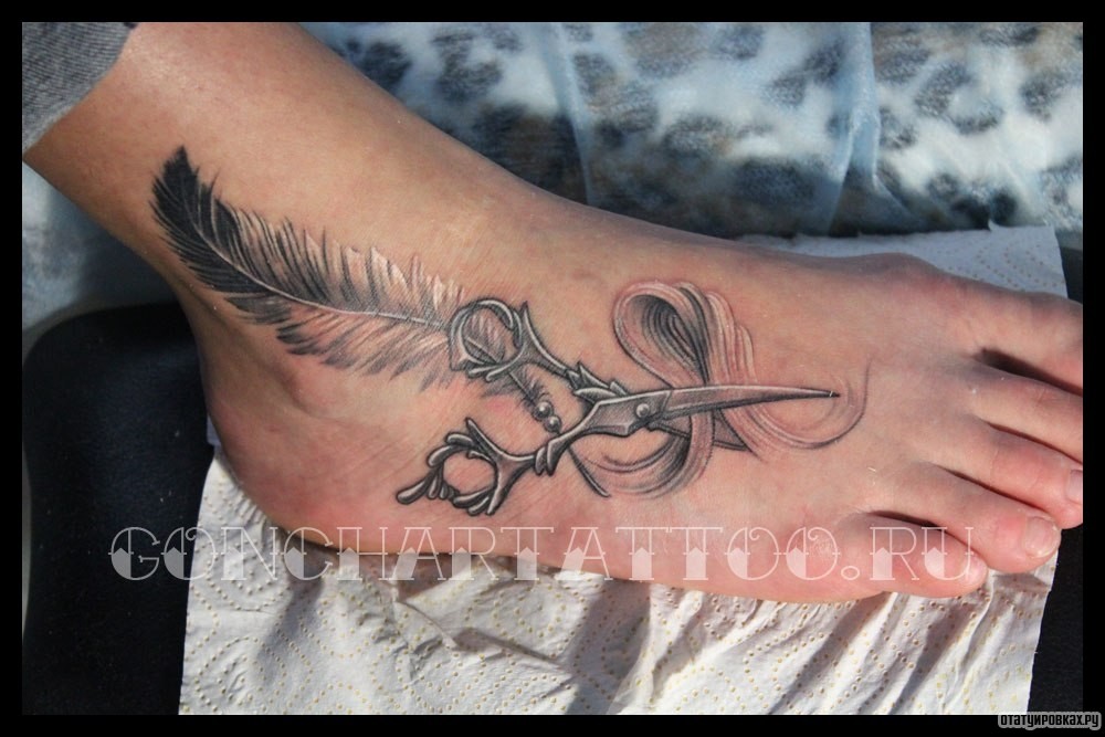 Фотография татуировки под названием «Перо и ножницы»