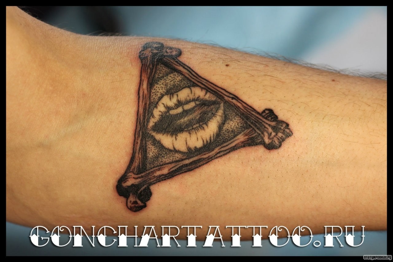 Фотография татуировки под названием «Губы в треугольнике»