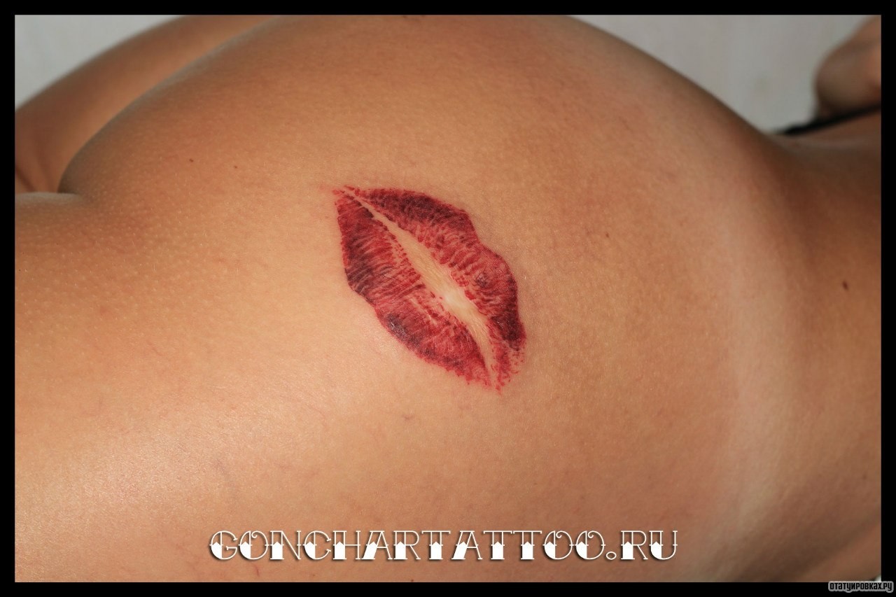 Фотография татуировки под названием «Поцелуй»