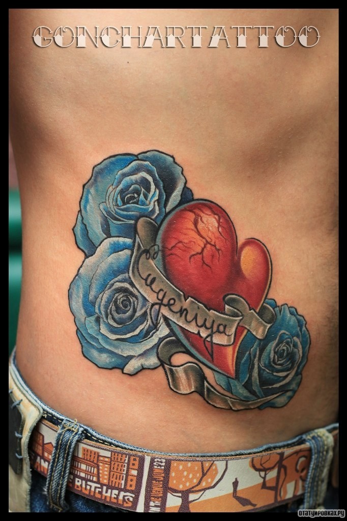 Фотография татуировки под названием «Три синих розы и сердце»