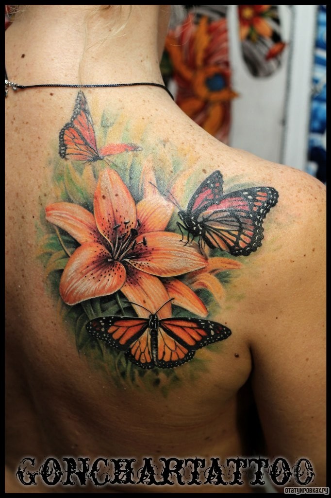 Фотография татуировки под названием «Лилии и бабочки на них»