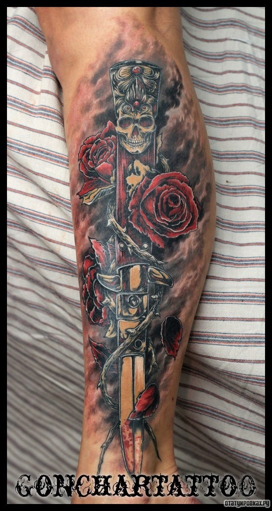 Фотография татуировки под названием «Розы и кинжал»