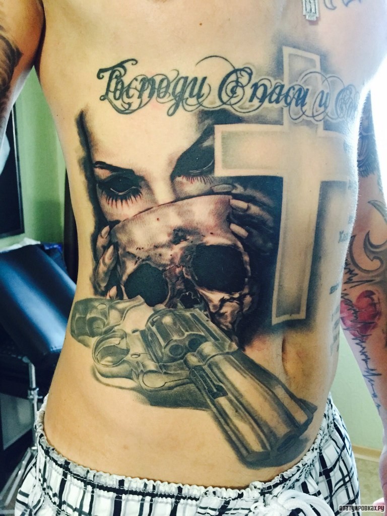 Фотография татуировки под названием «Девушка с маской черепа и пистолет с крестом»