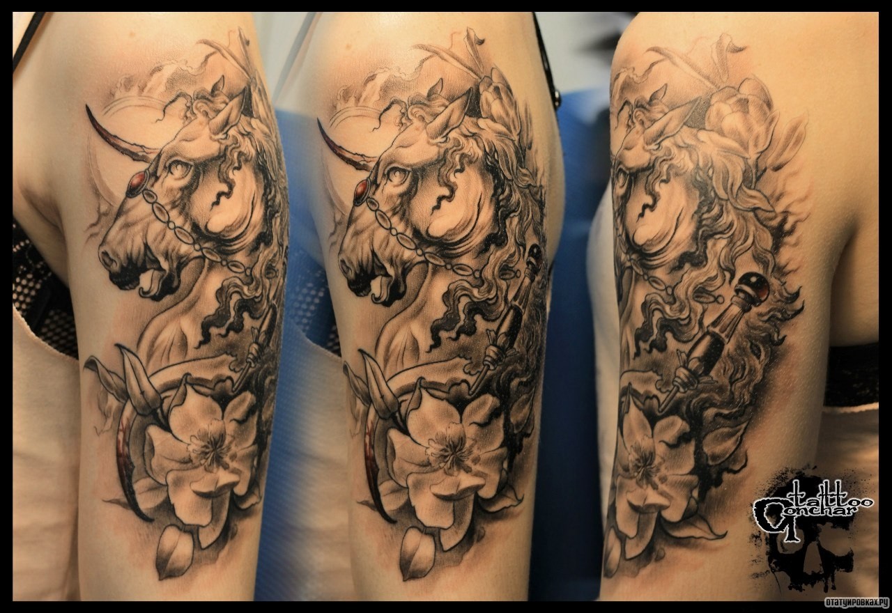 Фотография татуировки под названием «Пегас с цветком в белом цвете»