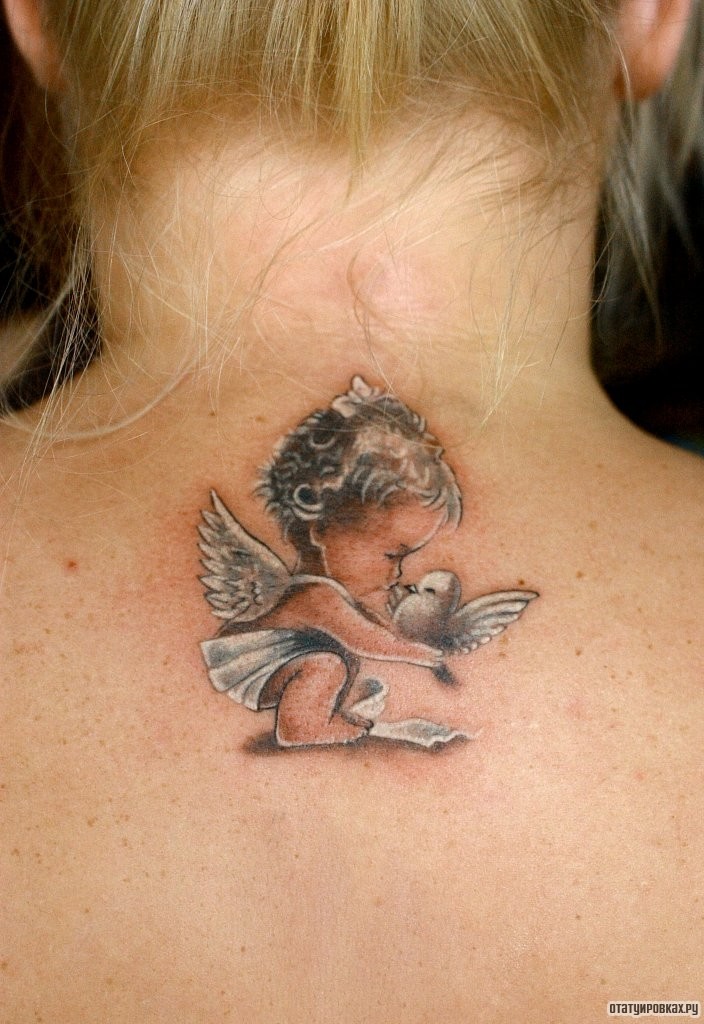 Фотография татуировки под названием «Ангелок и голубь в белом цвете»