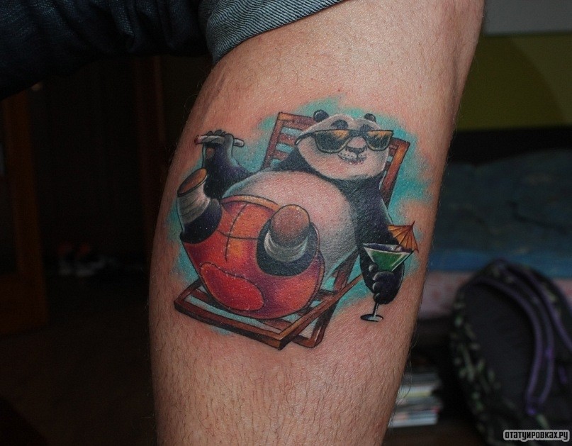 Фотография татуировки под названием «Панда на шезлонге»