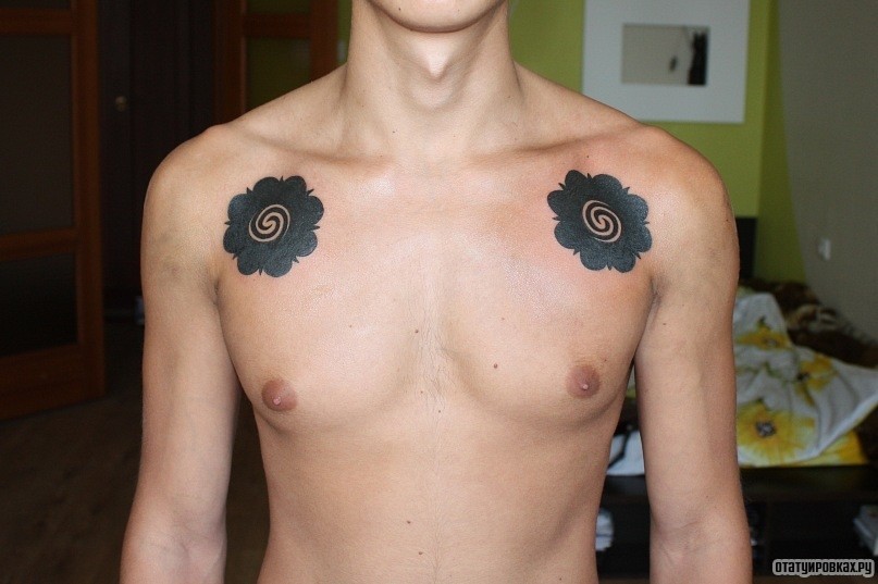 Фотография татуировки под названием «Два черных цветка»