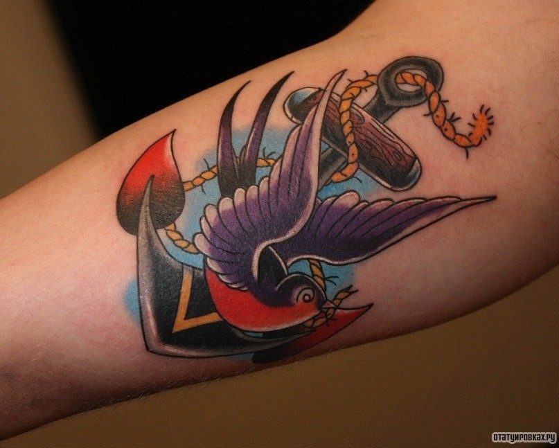 Фотография татуировки под названием «Ласточка и якорь»