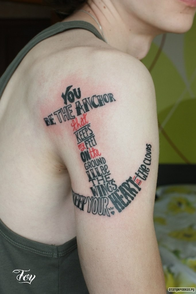 Фотография татуировки под названием «Якорь из надписей»