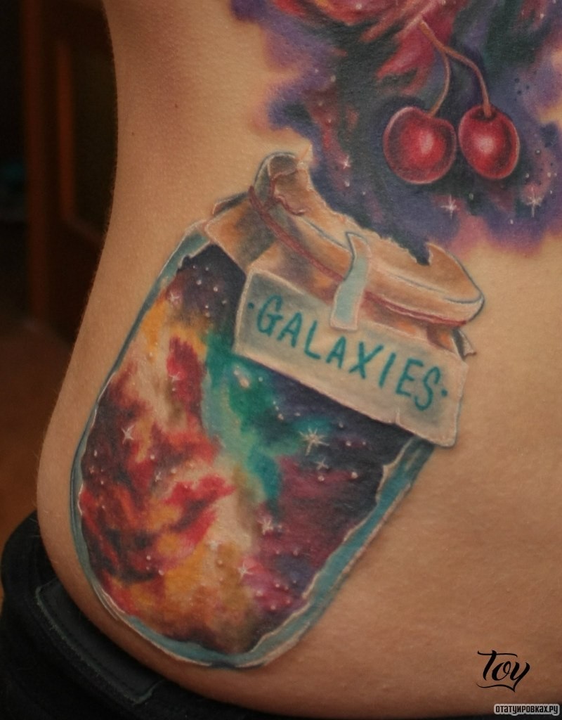 Фотография татуировки под названием «Банка с космосом»