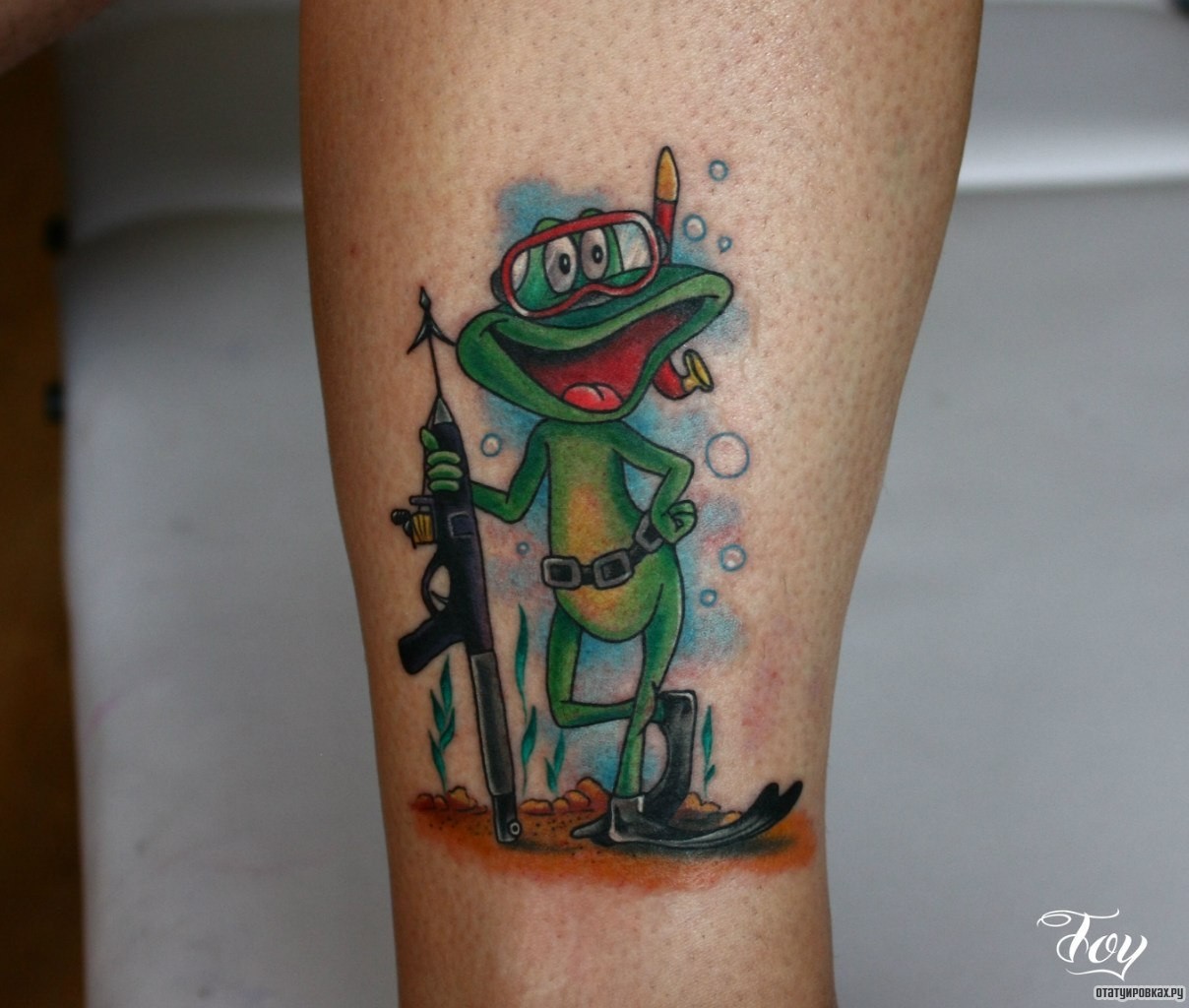 Фотография татуировки под названием «Лягушка с подводным автоматом»