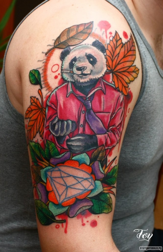 Фотография татуировки под названием «Панда с листьями клена и алмазом»