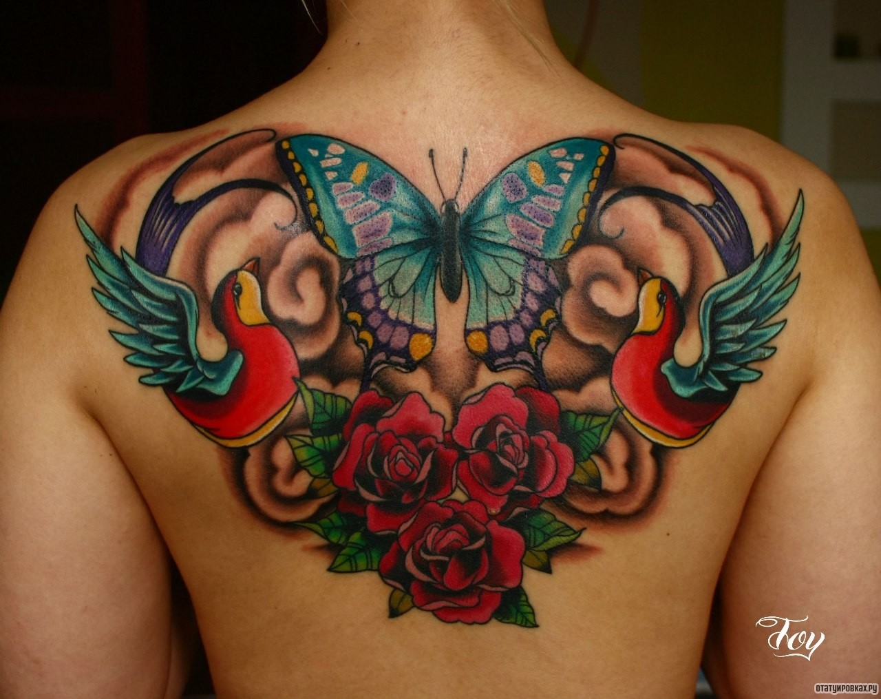 Фотография татуировки под названием «Бабочка, ласточки и розы»
