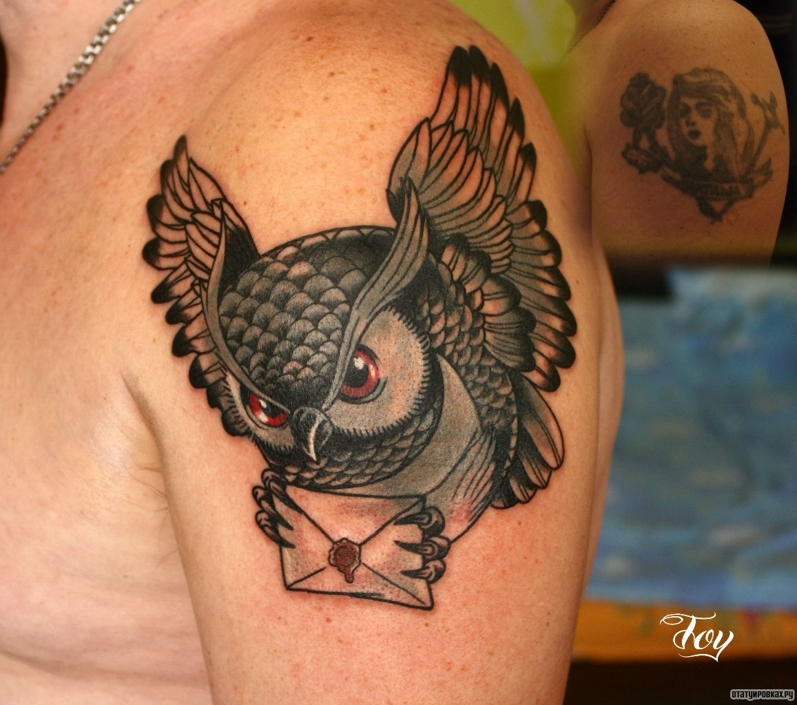 Фотография татуировки под названием «Сова с письмом»