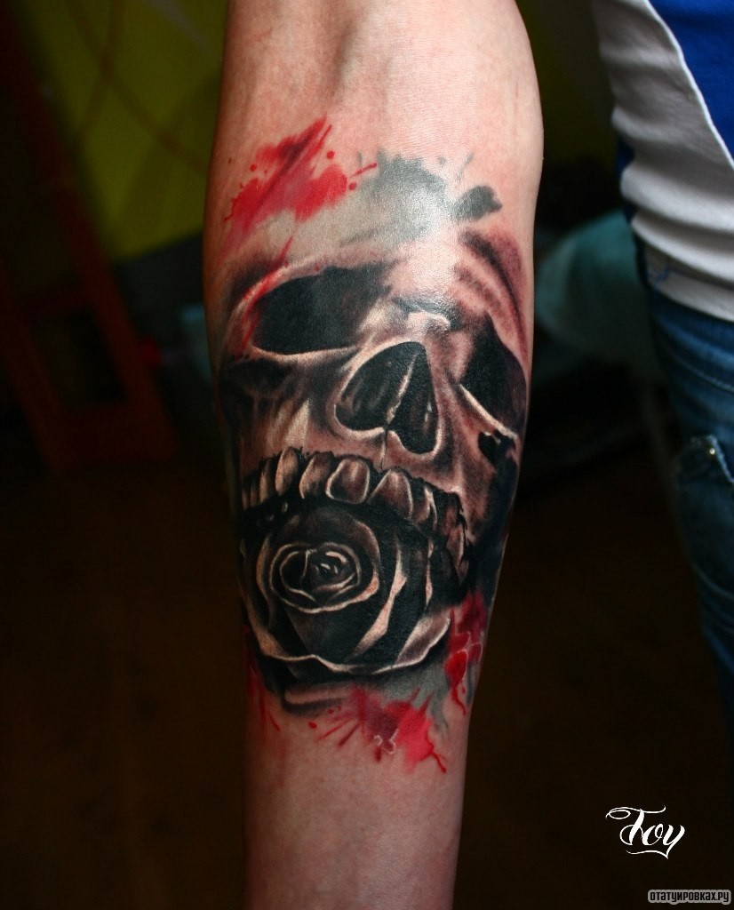 Фотография татуировки под названием «Череп с розой во рту»