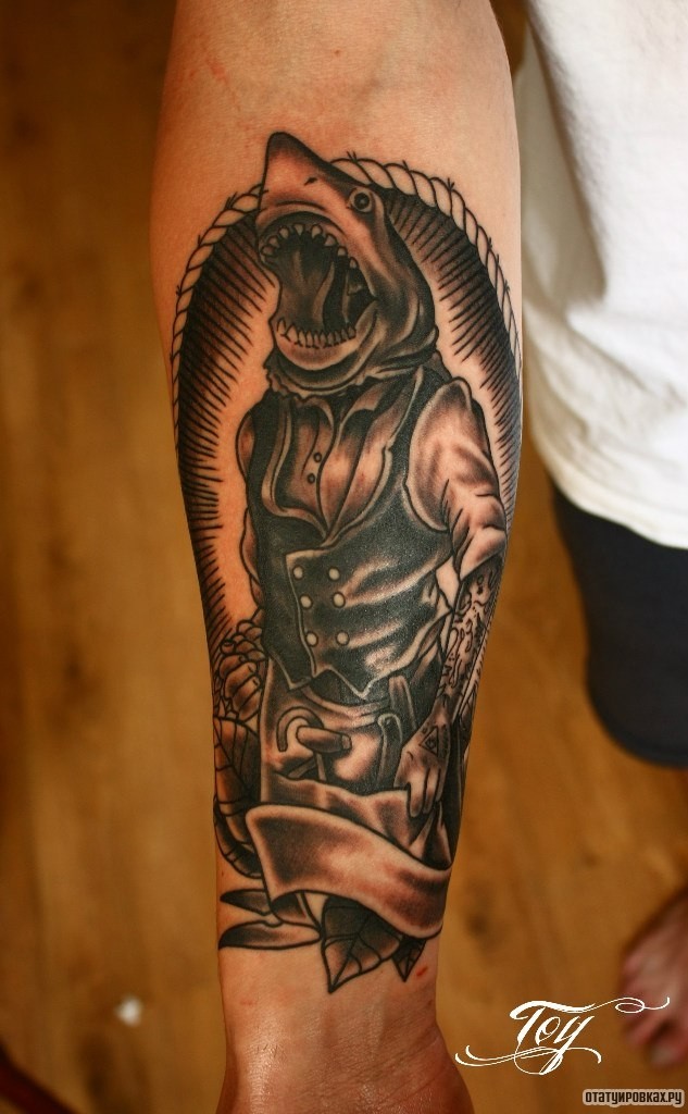 Фотография татуировки под названием «Акула человек»
