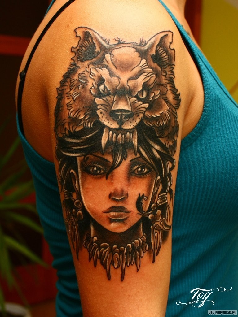 Фотография татуировки под названием «Девушка на голове с волком»