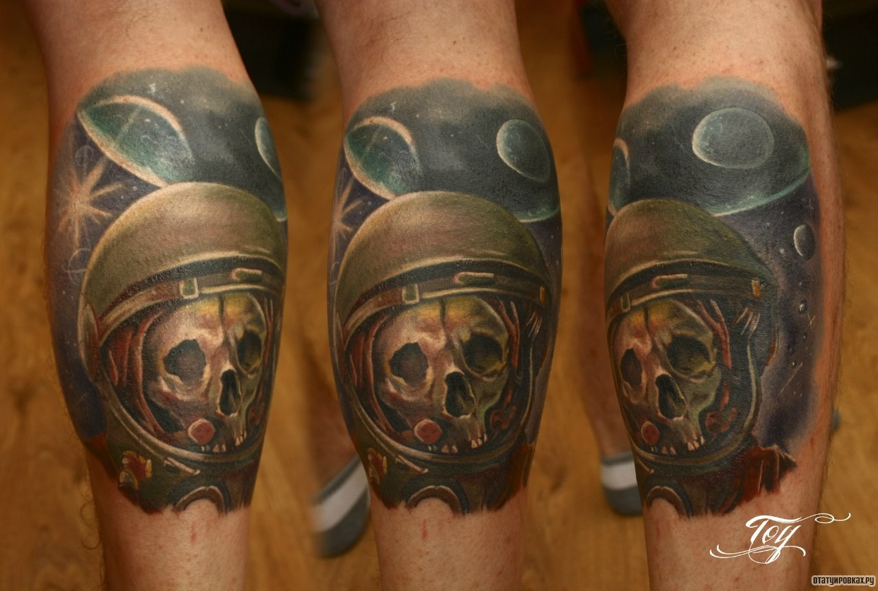 Фотография татуировки под названием «Череп космонавт на фоне планет»