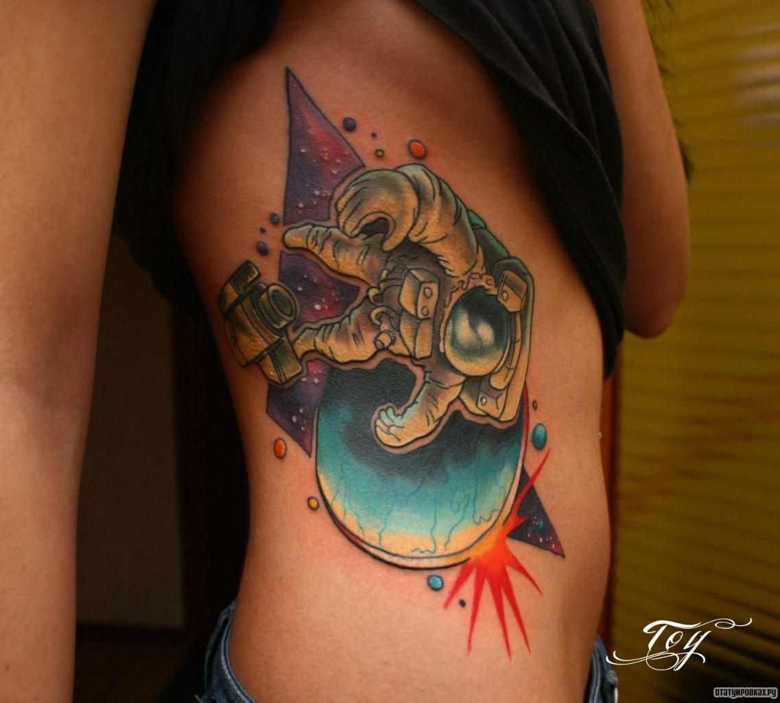 Фотография татуировки под названием «Космонавт в космосе и фотоаппарат»