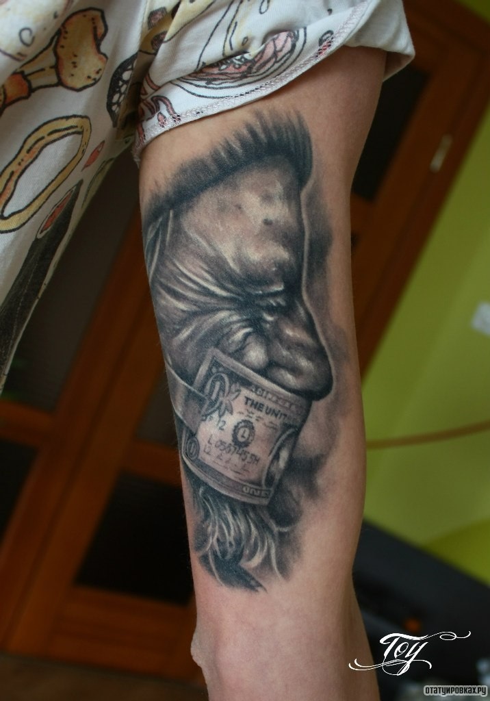 Фотография татуировки под названием «Человек с завязанным долларом ртом»