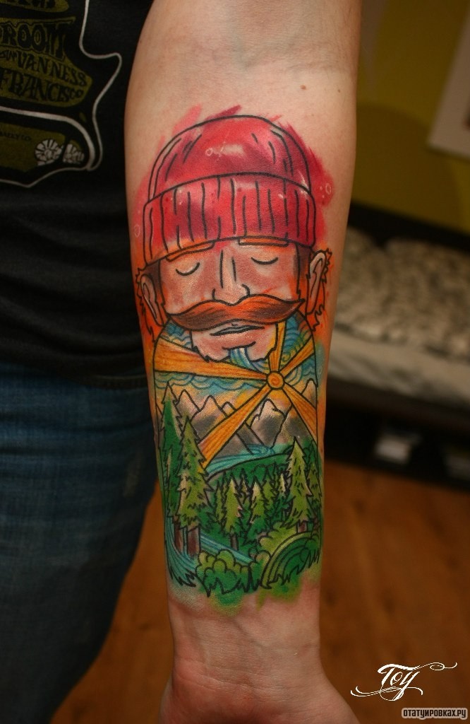 Фотография татуировки под названием «Человек на фоне леса»