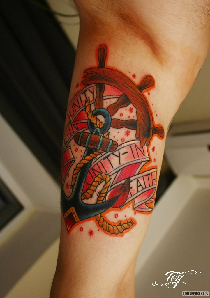 Фотография татуировки под названием «Штурвал с якорем»
