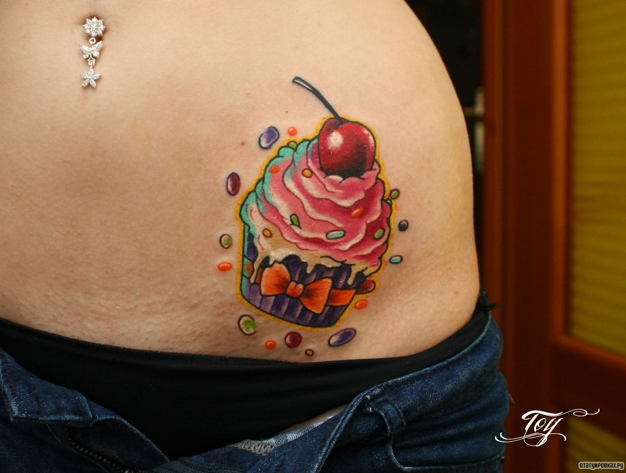 Фотография татуировки под названием «Пирожное»