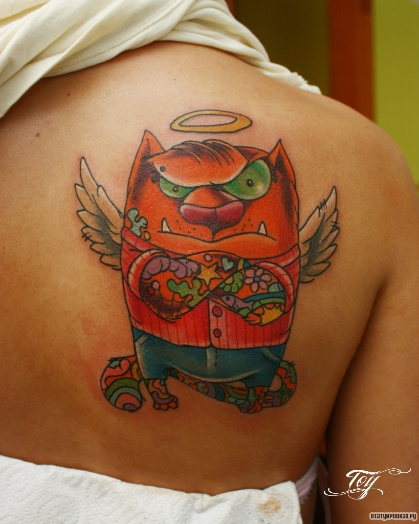 Фотография татуировки под названием «Недовольный ангел кот»