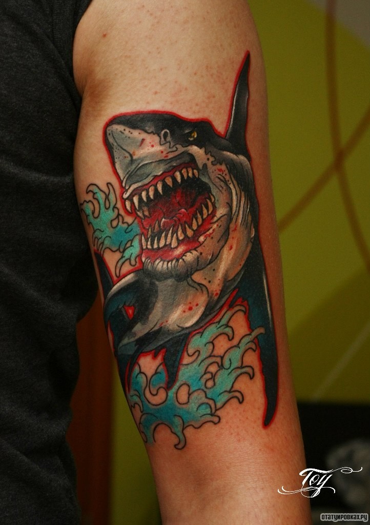 Фотография татуировки под названием «Страшная акула в волнах»