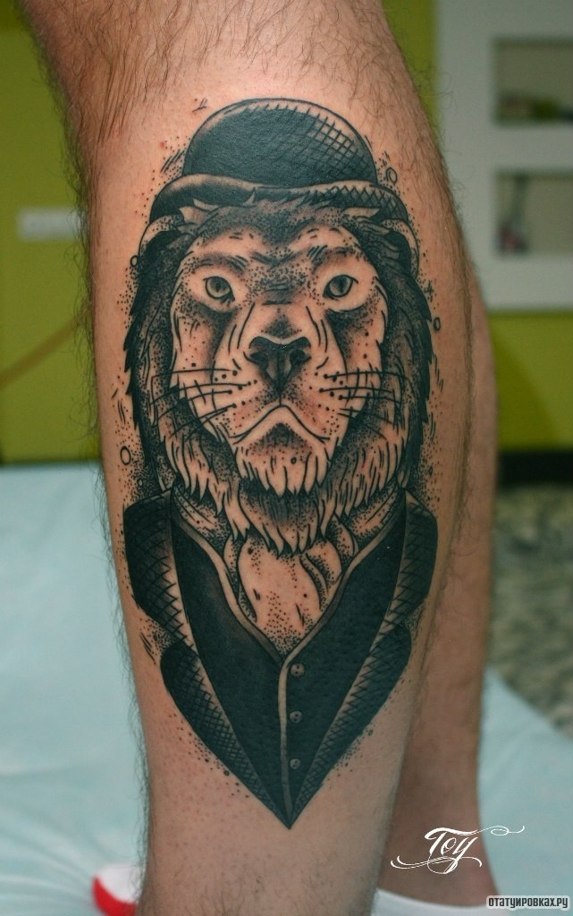 Фотография татуировки под названием «Лев в костюме»