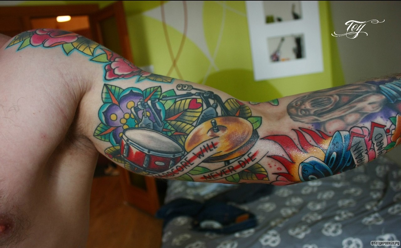Фотография татуировки под названием «Барабан в листьях»