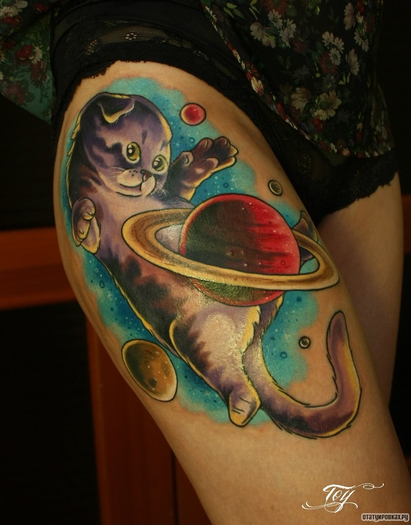 Фотография татуировки под названием «Кот и планеты»