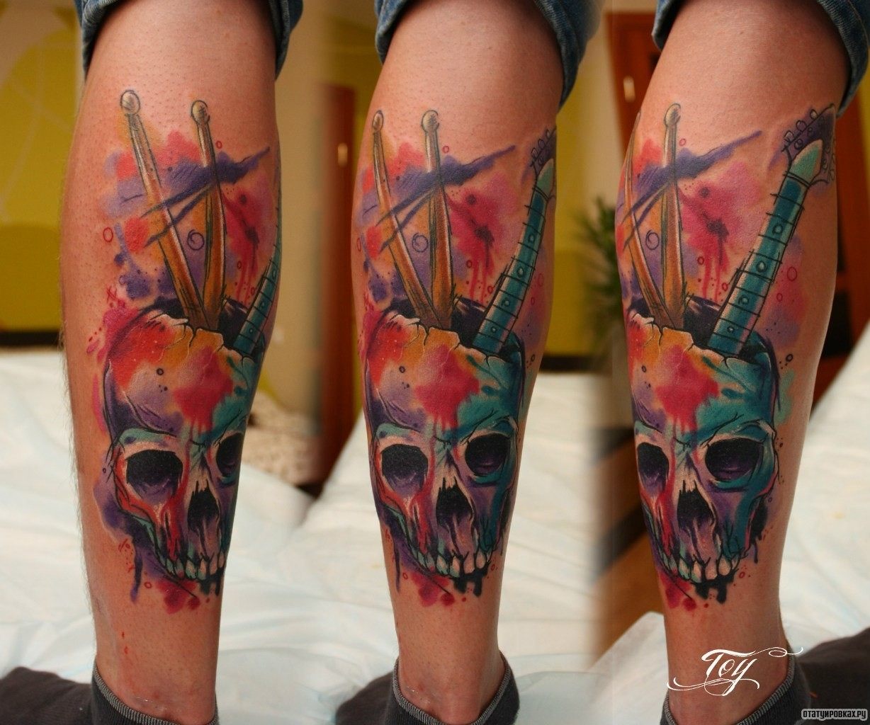 Фотография татуировки под названием «Череп с барабанными палочками и гитарой»